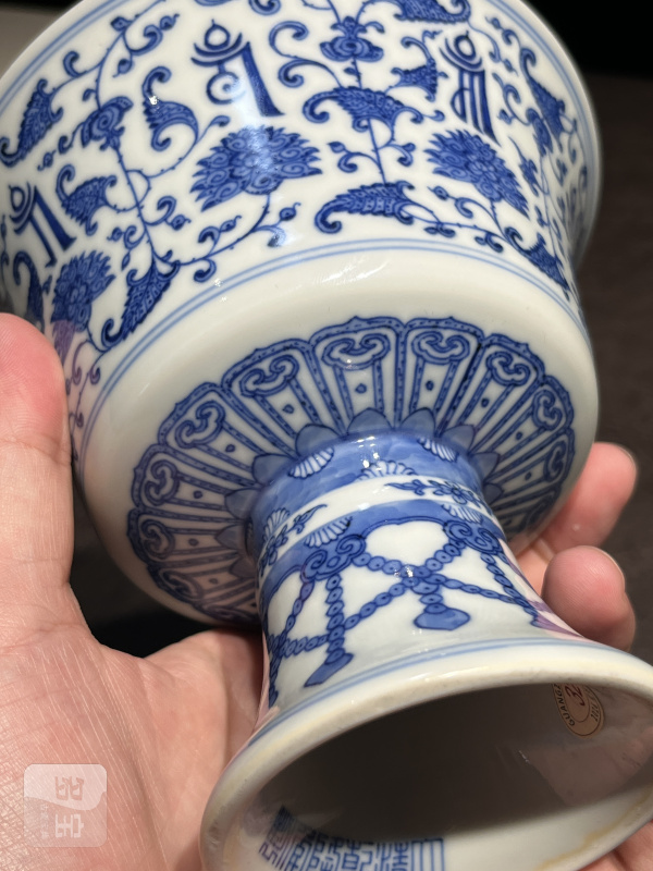清乾隆 青花缠枝莲托八宝纹高足杯 - 图19